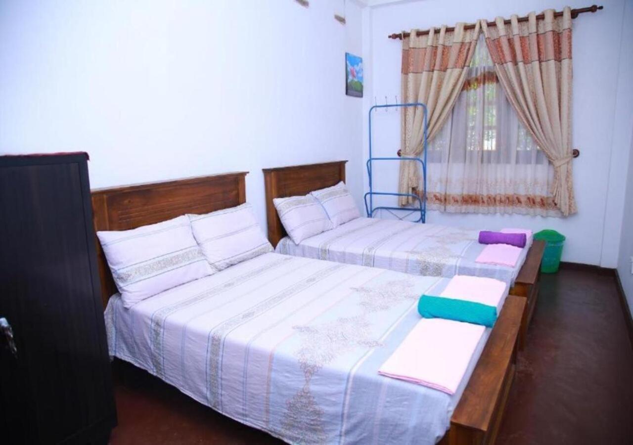 Weerakoon Guest Apartment Hikkaduwa Bagian luar foto