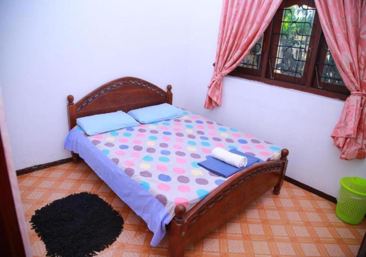 Weerakoon Guest Apartment Hikkaduwa Bagian luar foto
