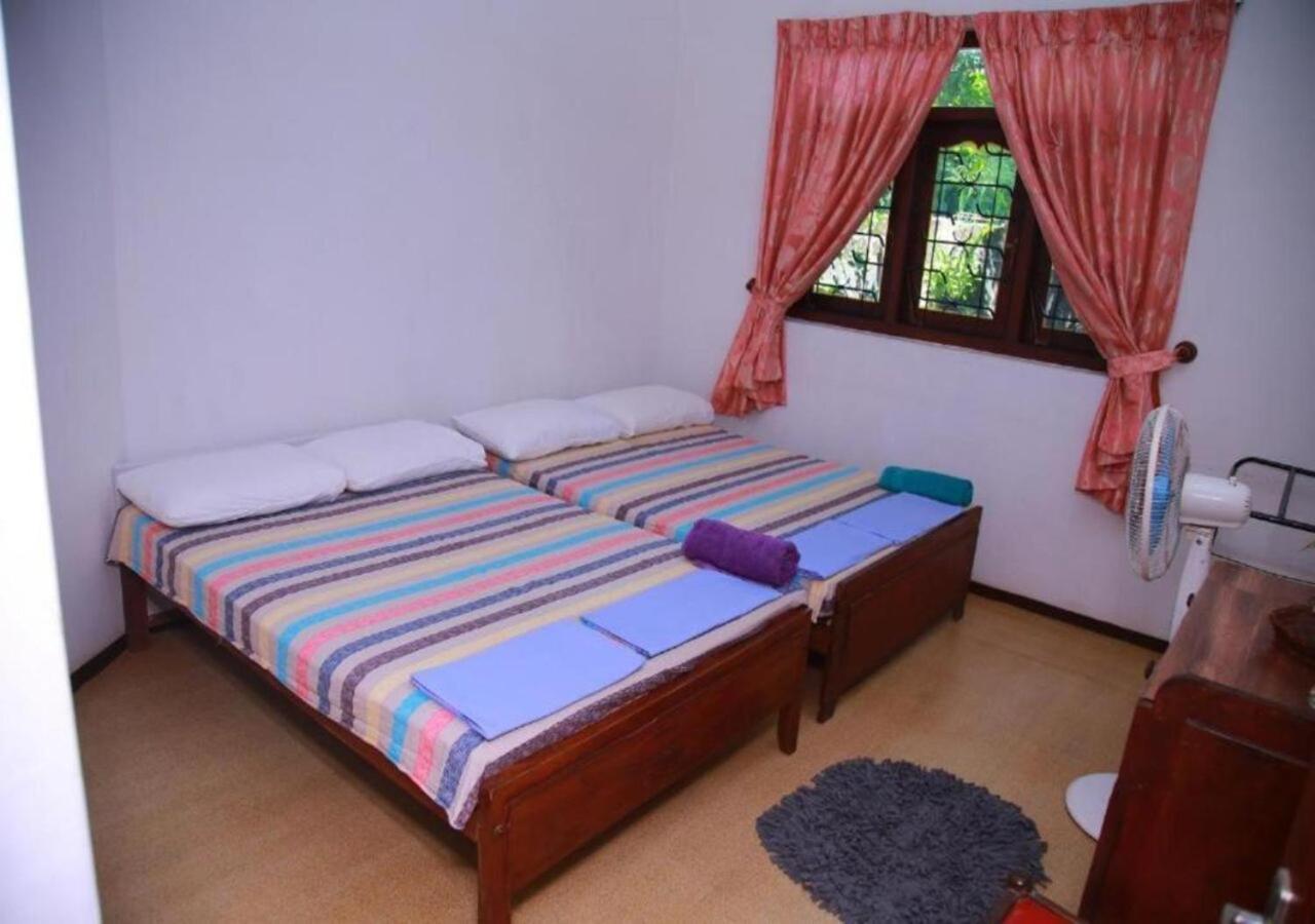 Weerakoon Guest Apartment Hikkaduwa Bagian luar foto