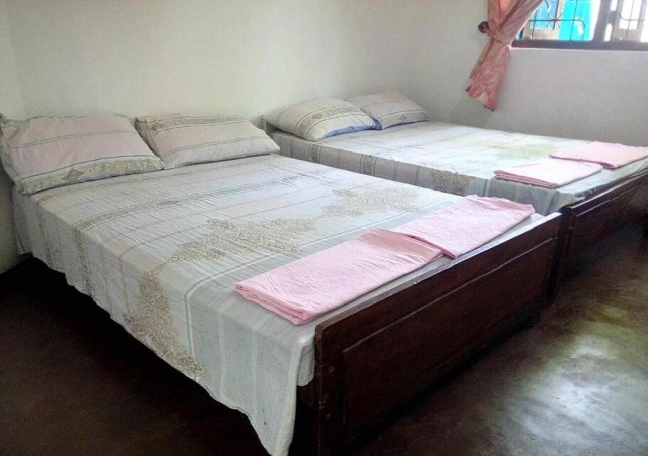 Weerakoon Guest Apartment Hikkaduwa Bagian luar foto