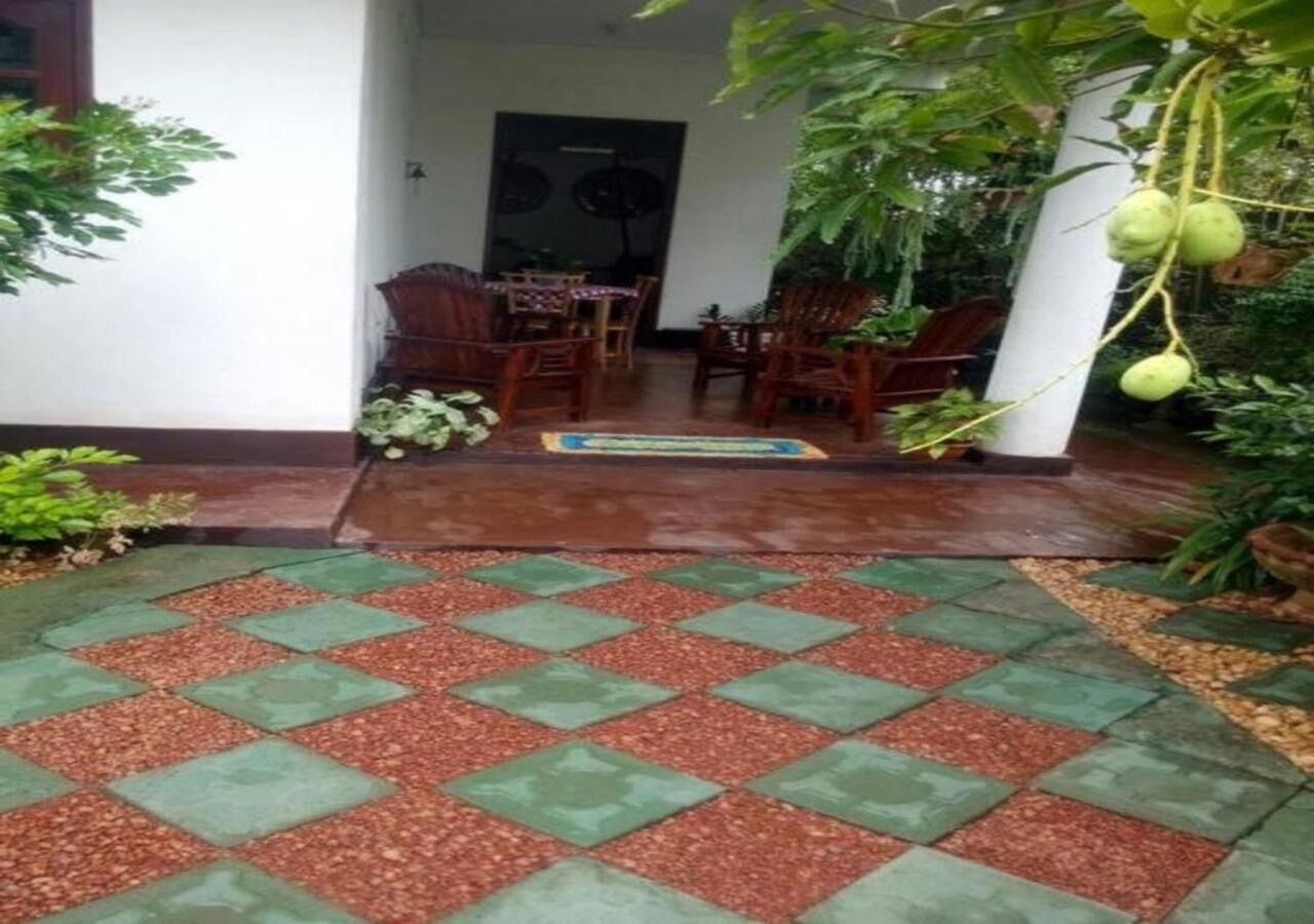 Weerakoon Guest Apartment Hikkaduwa Bagian luar foto