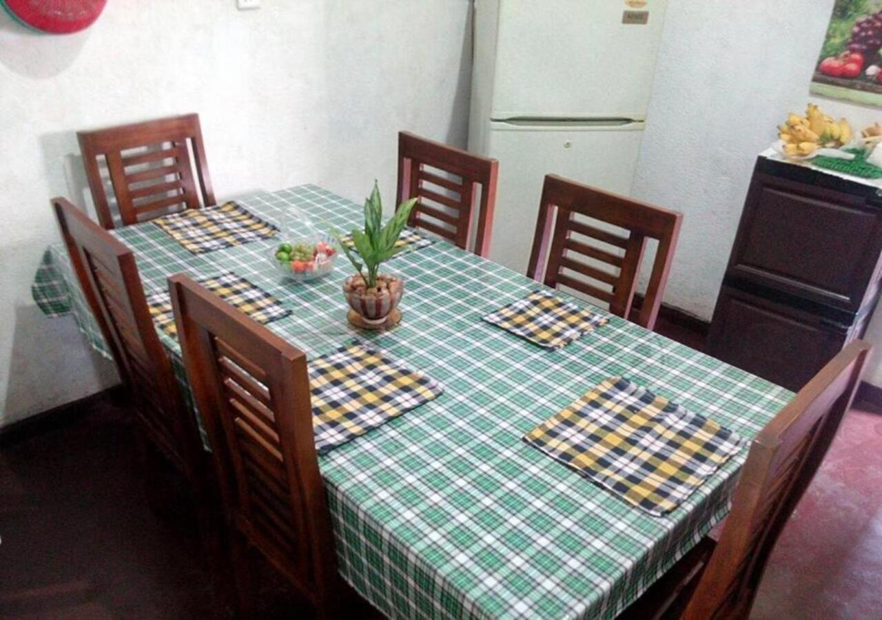 Weerakoon Guest Apartment Hikkaduwa Bagian luar foto