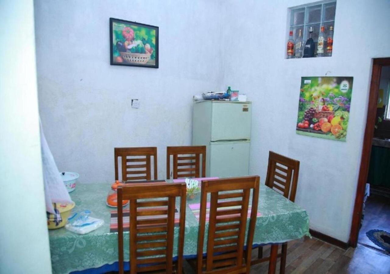 Weerakoon Guest Apartment Hikkaduwa Bagian luar foto