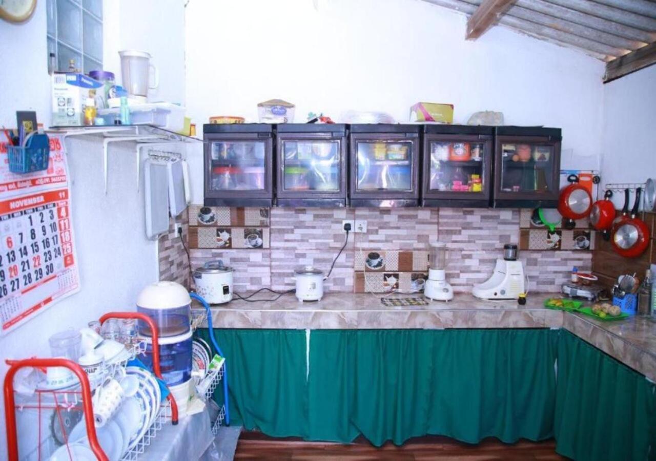 Weerakoon Guest Apartment Hikkaduwa Bagian luar foto