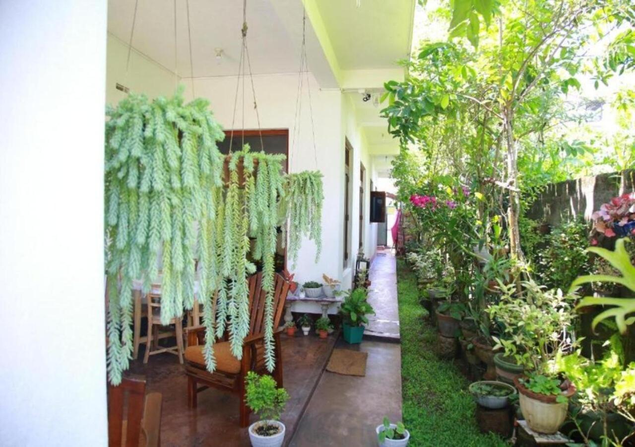 Weerakoon Guest Apartment Hikkaduwa Bagian luar foto