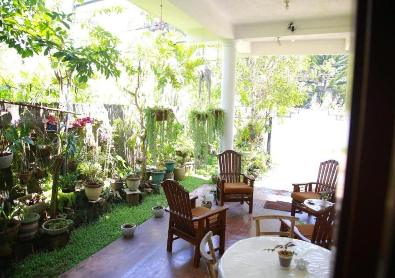 Weerakoon Guest Apartment Hikkaduwa Bagian luar foto